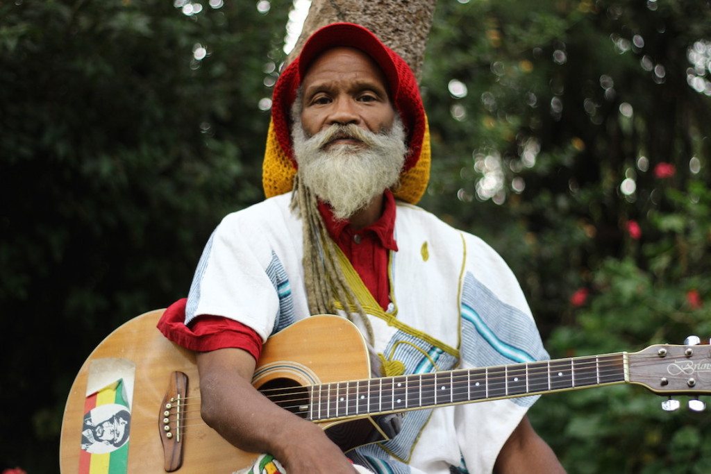 Ras Kawintseb on his beloved guitar © Sarine Arslanian